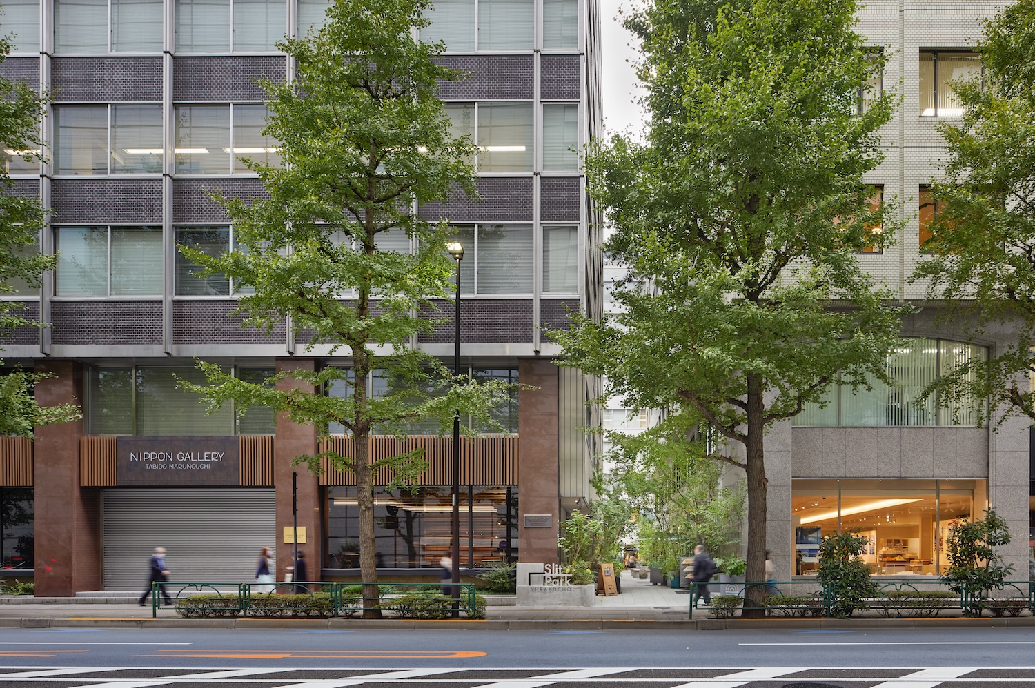 三菱地所の私有地でビルとビルの間に挟まれたL字型の細い路地を公園化した「Slit Park YURAKUCHO」