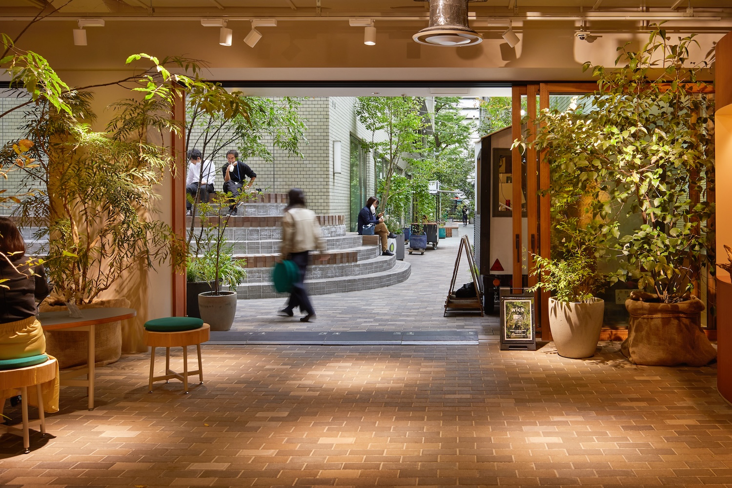 仲通りから見た、Slit Park Yurakuchoの半屋外空間のラウンジエリア